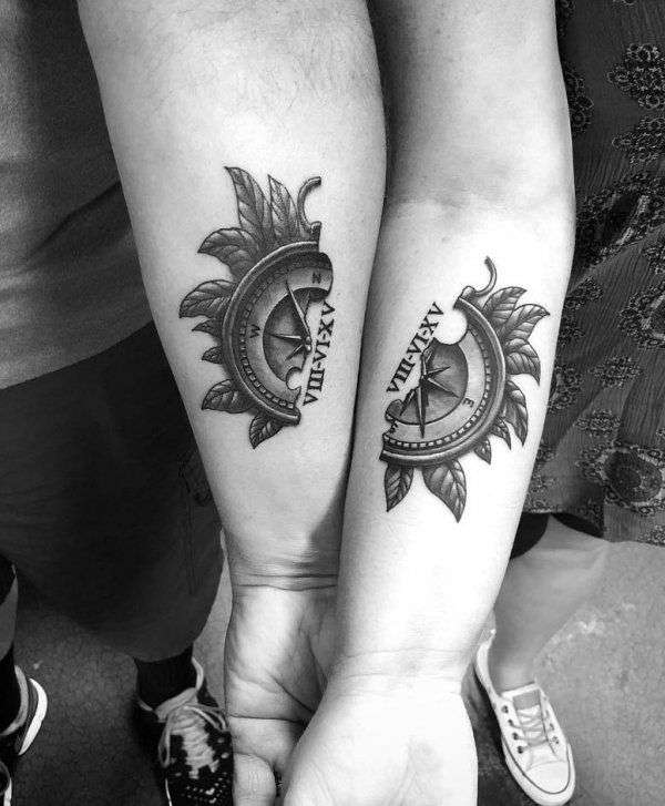 Tatuaje de brújula en pareja
