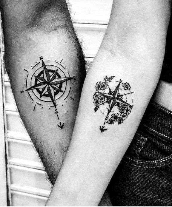 Tatuaje de brújula en pareja