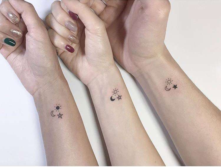 Tatuaje en la muñeca: luna, sol y estrella