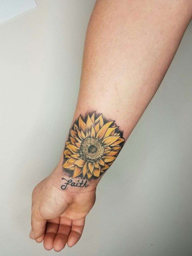 Tatuajes en la muñeca: girasol
