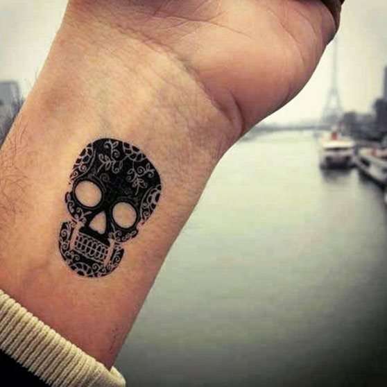 Tatuajes en la muñeca: calavera mexicana