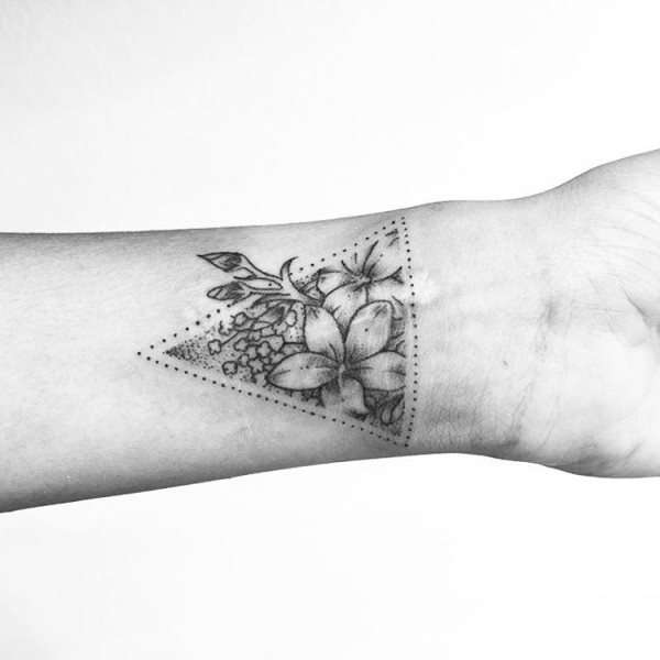 Tatuajes en la muñeca: triángulo y flores