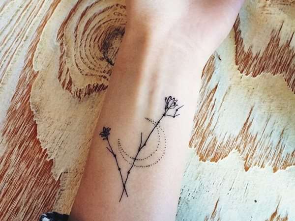 Tatuajes en la muñeca: flores y luna