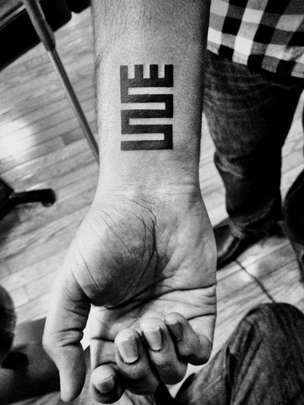 Tatuajes en la muñeca: blackwork