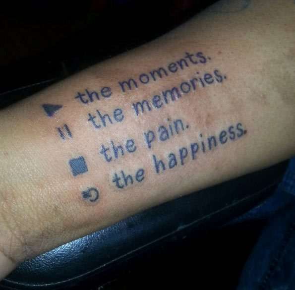 Tatuajes en la muñeca: palabras y símbolos