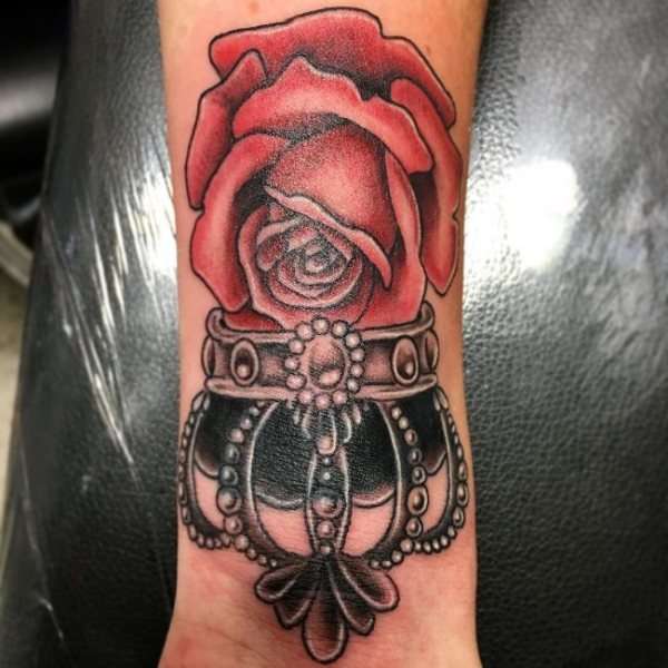 Tatuajes en la muñeca: rosa y corona