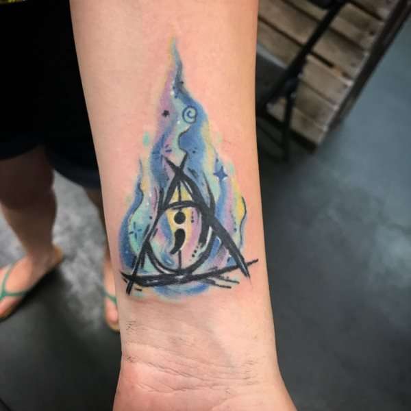 Tatuajes en la muñeca: las reliquias de la muerte