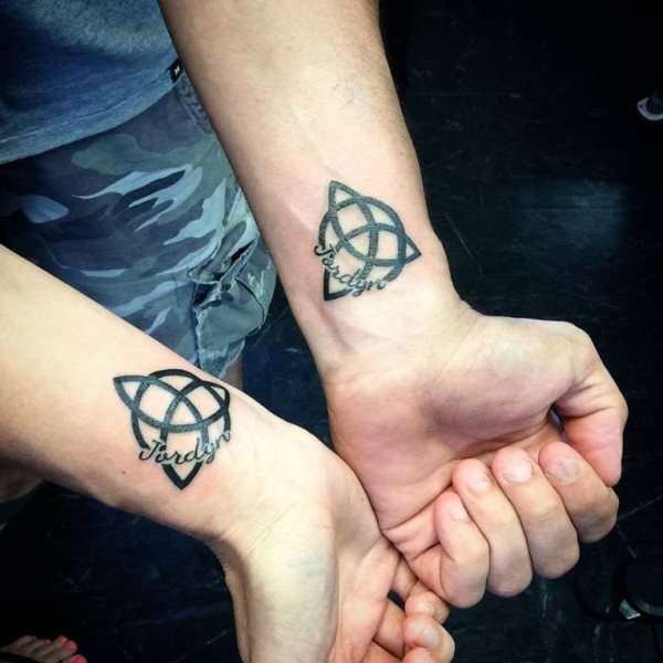 Tatuajes en la muñeca: trisquel y nombres