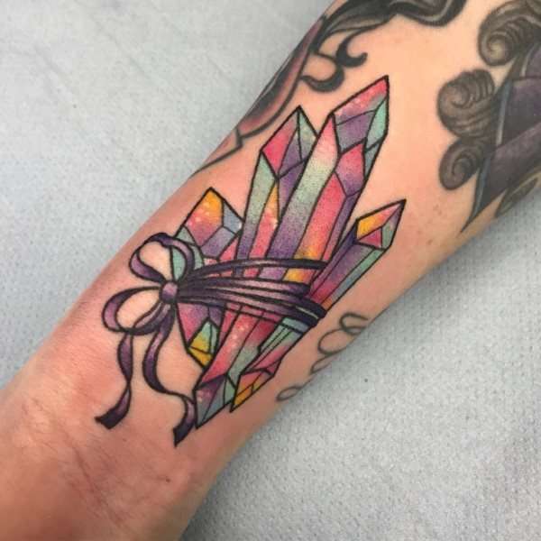 Tatuaje en la muñeca en colores