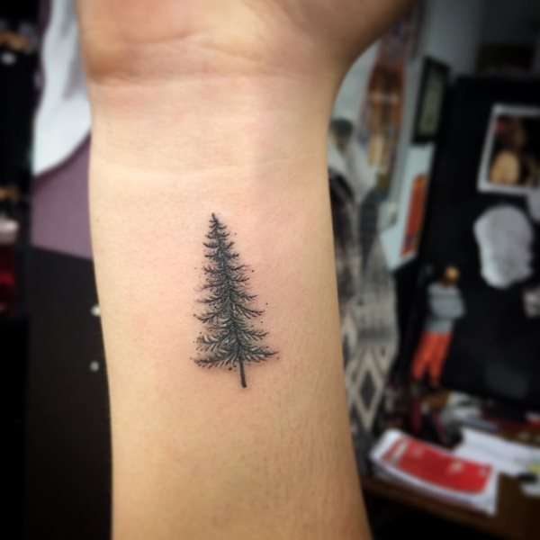 Tatuajes en la muñeca: pino