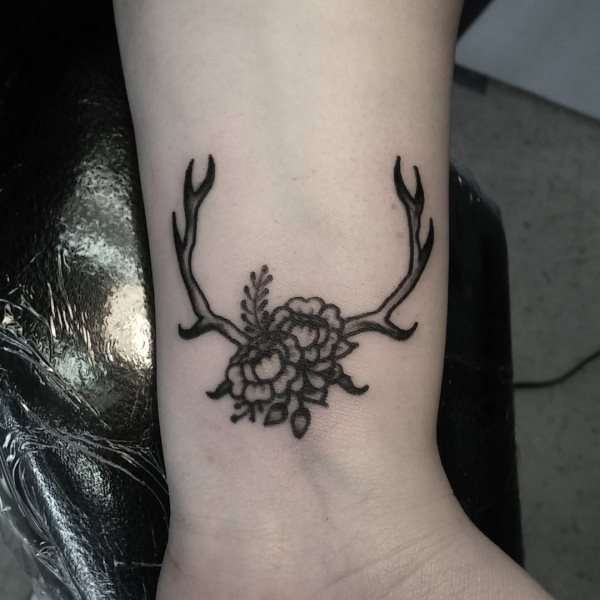 Tatuajes en la muñeca: rosas y cornamenta