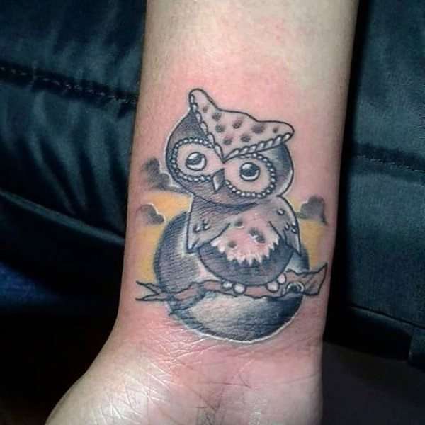 Tatuajes en la muñeca: lechuza y luna