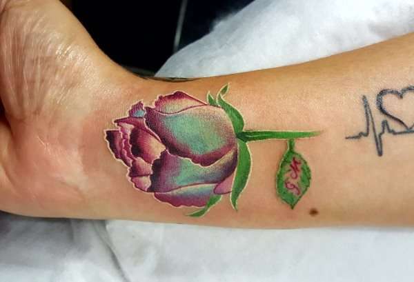 Tatuajes en la muñeca: rosa en colores