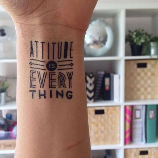 Tatuajes en la muñeca: frase