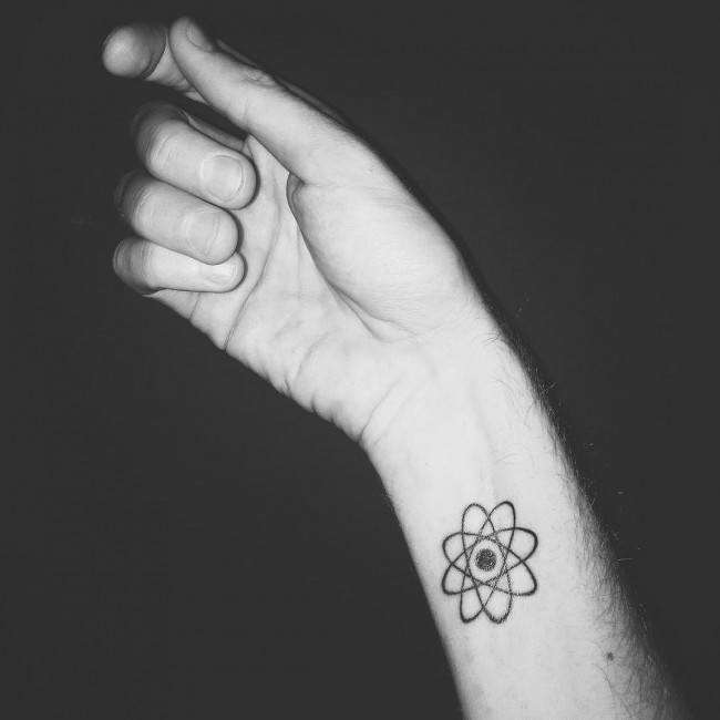 Tatuajes en la muñeca: átomo