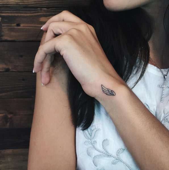 Tatuajes en la muñeca: ala de ángel