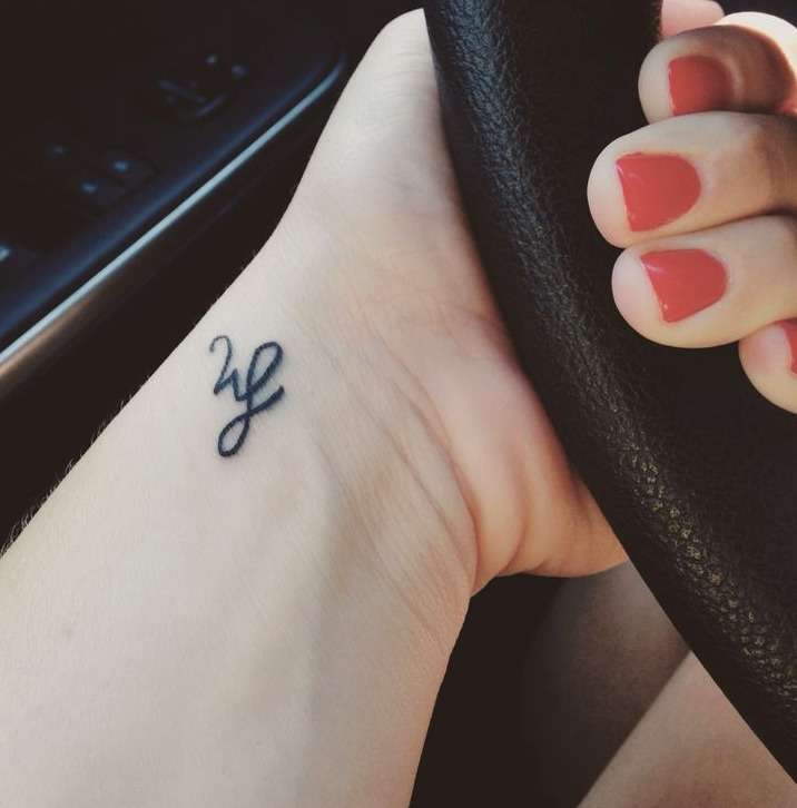 Tatuajes en la muñeca: iniciales
