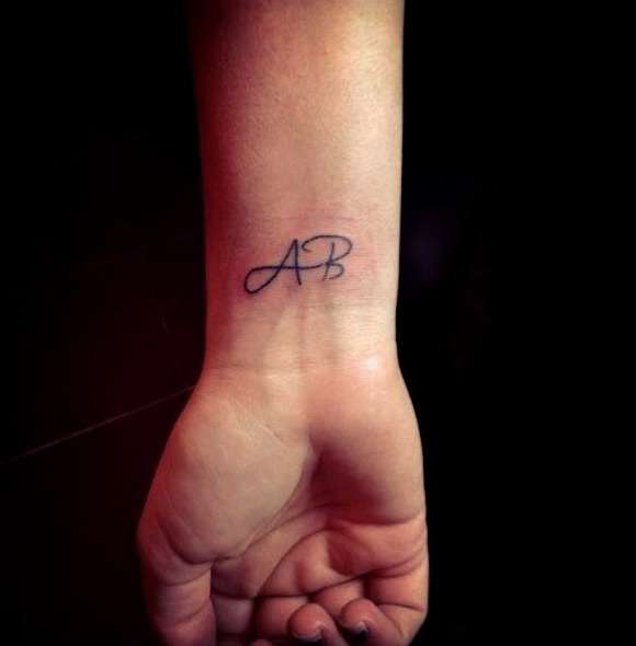 Tatuajes en la muñeca: iniciales