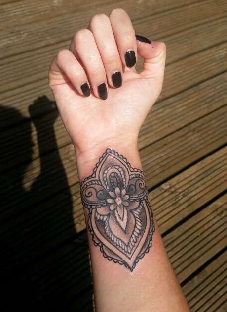 Tatuajes en la muñeca: en blanco y negro
