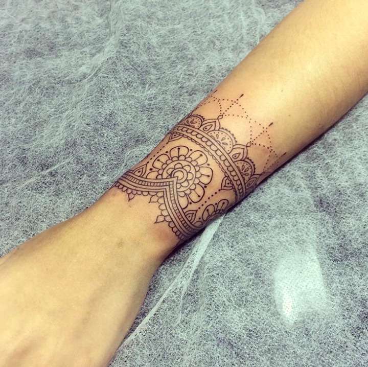Tatuajes en la muñeca: estilo mehndi