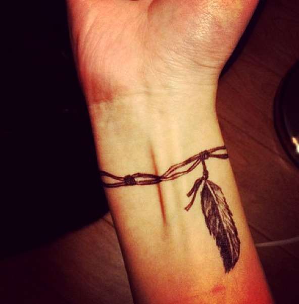 Tatuajes en la muñeca: pluma
