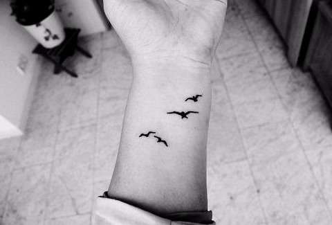 Tatuajes en la muñeca: aves
