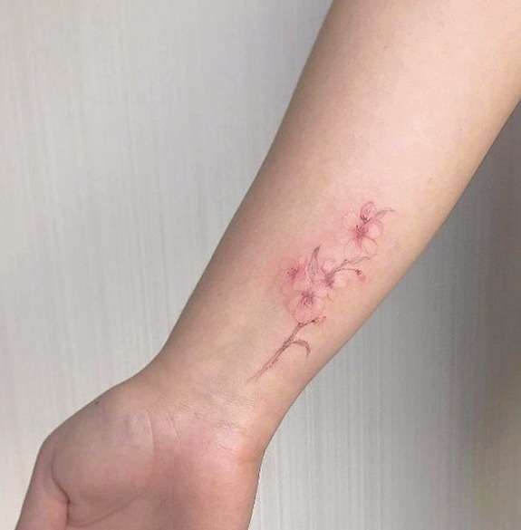 Tatuajes en la muñeca: sakura